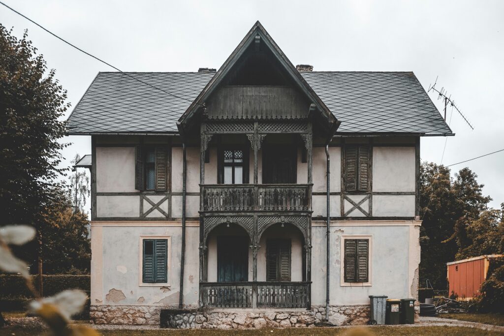 Les travaux à prévoir avant d’acheter une maison ancienne