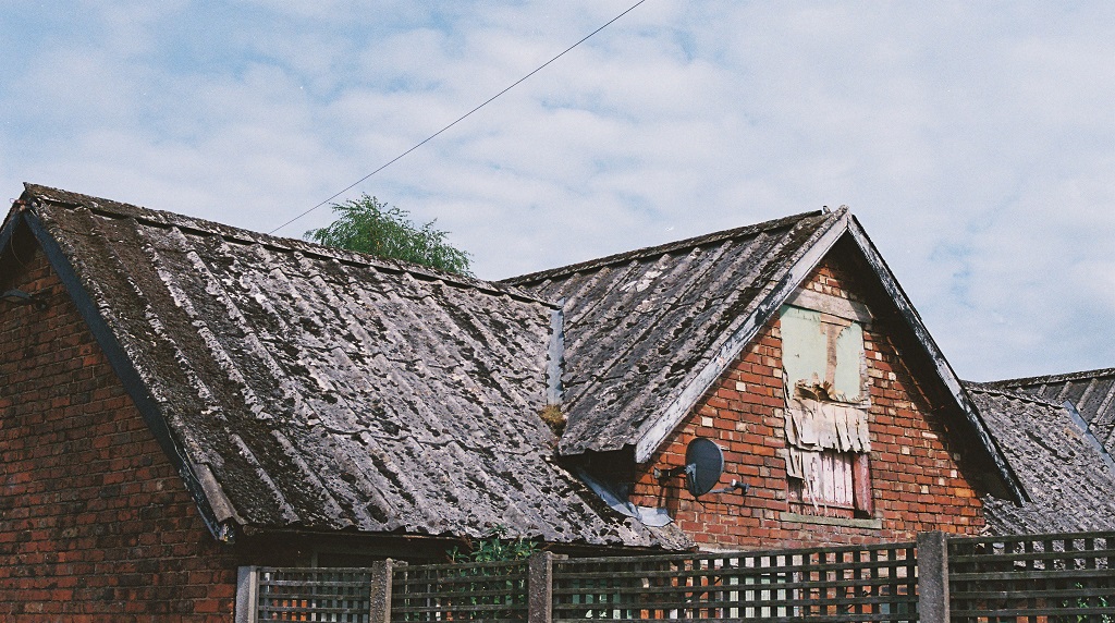 Toiture délabrée d'une maison ancienne 