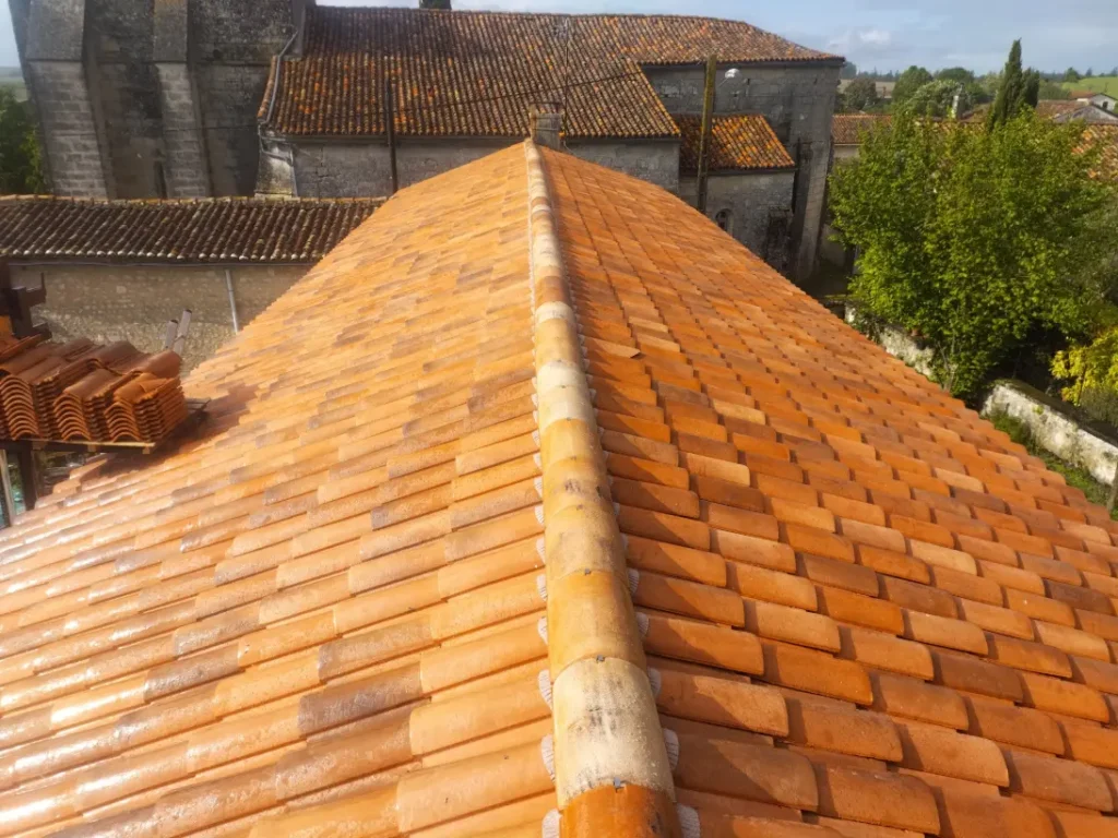 Quand faut-il rénover une couverture de toiture ? Les signes à surveiller