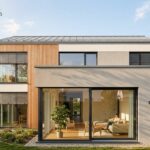 Maison contemporaine bien isolee avec grandes baies vitrees et brise-soleil orientables, offrant un confort thermique optimal en toute saison.